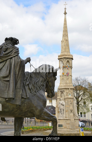 "Feine Dame auf einem weißen Pferd" Statue und Banbury Cross, Pferdemesse, Banbury, Oxfordshire, England, Vereinigtes Königreich Stockfoto