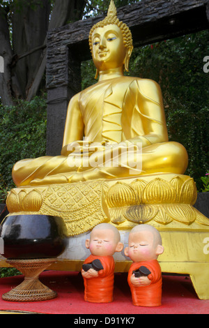 Bangkok Thailand, Thai, Pom Prap Satdru Phai, Wat Saket Ratcha Wora Maha Wihan, Buddhistischer Tempel, Goldener Berg, Statue, Gold, Schrein, Buddha, lustig, Humor, Humorou Stockfoto