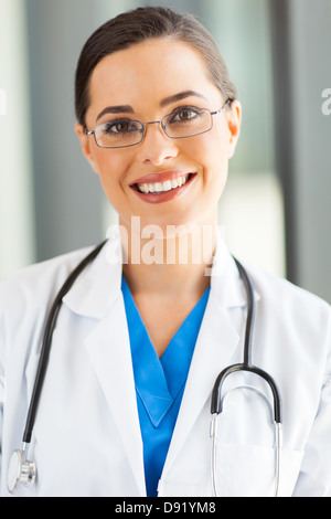 attraktive junge medizinische Arbeiter Closeup Portrait im Büro Stockfoto