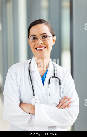 schöne Ärztin in einheitlichen Porträt Stockfoto