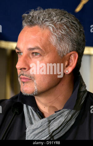 Tokyo, Japan - Roberto Baggio, italienischer Fußball-Legende, spricht über das nächste Fußballspiel zwischen Italien und Japan in den FIFA Confederations Cup in Brasilien während einer Pressekonferenz in The Foreign Correspondents Club of Japan, 8. Juni 2013. Baggio oder Il Divin' Cordino kommt nach Japan zur Teilnahme an einem "All-Stars" Fußballspiel zwischen ehemaligen Legenden von Italien und Japan. (Foto von Rodrigo Reyes Marin/AFLO) Stockfoto