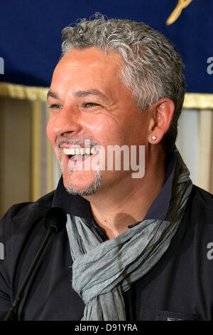 Tokyo, Japan - Roberto Baggio, italienischer Fußball-Legende, spricht über das nächste Fußballspiel zwischen Italien und Japan in den FIFA Confederations Cup in Brasilien während einer Pressekonferenz in The Foreign Correspondents Club of Japan, 8. Juni 2013. Baggio oder Il Divin' Cordino kommt nach Japan zur Teilnahme an einem "All-Stars" Fußballspiel zwischen ehemaligen Legenden von Italien und Japan. (Foto von Rodrigo Reyes Marin/AFLO) Stockfoto