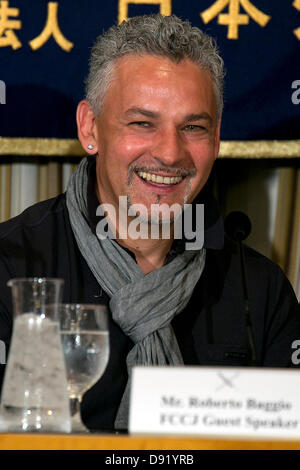 Tokyo, Japan - Roberto Baggio, italienischer Fußball-Legende, spricht über das nächste Fußballspiel zwischen Italien und Japan in den FIFA Confederations Cup in Brasilien während einer Pressekonferenz in The Foreign Correspondents Club of Japan, 8. Juni 2013. Baggio oder Il Divin' Cordino kommt nach Japan zur Teilnahme an einem "All-Stars" Fußballspiel zwischen ehemaligen Legenden von Italien und Japan. (Foto von Rodrigo Reyes Marin/AFLO) Stockfoto