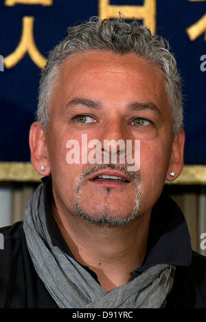 Tokyo, Japan - Roberto Baggio, italienischer Fußball-Legende, spricht über das nächste Fußballspiel zwischen Italien und Japan in den FIFA Confederations Cup in Brasilien während einer Pressekonferenz in The Foreign Correspondents Club of Japan, 8. Juni 2013. Baggio oder Il Divin' Cordino kommt nach Japan zur Teilnahme an einem "All-Stars" Fußballspiel zwischen ehemaligen Legenden von Italien und Japan. (Foto von Rodrigo Reyes Marin/AFLO) Stockfoto