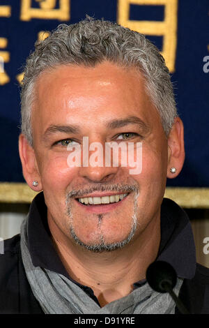 Tokyo, Japan - Roberto Baggio, italienischer Fußball-Legende, spricht über das nächste Fußballspiel zwischen Italien und Japan in den FIFA Confederations Cup in Brasilien während einer Pressekonferenz in The Foreign Correspondents Club of Japan, 8. Juni 2013. Baggio oder Il Divin' Cordino kommt nach Japan zur Teilnahme an einem "All-Stars" Fußballspiel zwischen ehemaligen Legenden von Italien und Japan. (Foto von Rodrigo Reyes Marin/AFLO) Stockfoto