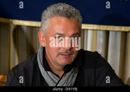 Tokyo, Japan - Roberto Baggio, italienischer Fußball-Legende, spricht über das nächste Fußballspiel zwischen Italien und Japan in den FIFA Confederations Cup in Brasilien während einer Pressekonferenz in The Foreign Correspondents Club of Japan, 8. Juni 2013. Baggio oder Il Divin' Cordino kommt nach Japan zur Teilnahme an einem "All-Stars" Fußballspiel zwischen ehemaligen Legenden von Italien und Japan. (Foto von Rodrigo Reyes Marin/AFLO) Stockfoto