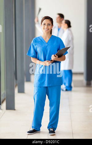 glückliche junge Krankenschwester in voller Länge portrait Stockfoto
