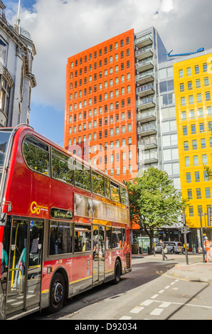 Eine London Bus und farbenfrohe Gebäude. Aus Dänemark Straße fotografiert. London, England. Stockfoto