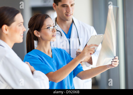 Gruppe des medizinischen Personals im Krankenhaus zusammenarbeiten Stockfoto