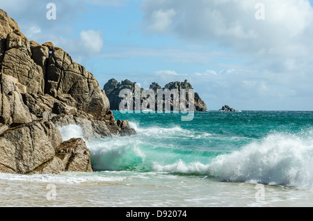 Porthcurno Beach und Logan Rock Vorgebirge. Cornwall, England. Stockfoto