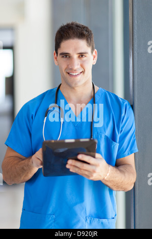männlichen Arzt mit Tablet-Computer im Krankenhaus Stockfoto