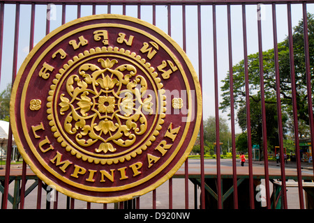 Bangkok Thailand, Thai, Silom, Lumphini Park, Lumpini, Lumpinee, Gate, Seal, Thai-Sprache, bilingual, Thai130212012 Stockfoto