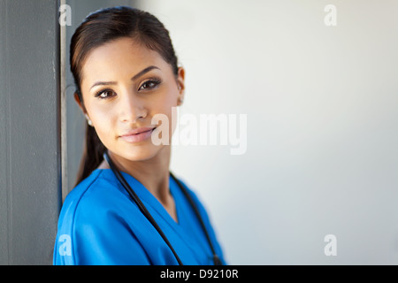 schöne weibliche Mitarbeiter Closeup Portrait im Büro Stockfoto