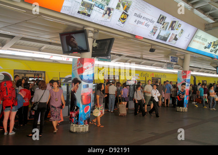 Thailand, Thai, Bangkok, Pathum Wan, Rama 1 Road, National Stadium Station, Bangkok Mass Transit System, BTS Skytrain, Plattform, Passagiere Fahrer los Stockfoto