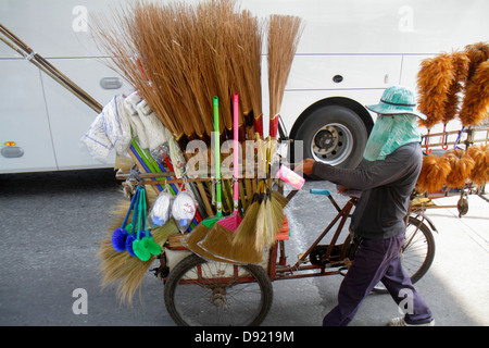 Bangkok Thailand, Thai, Ratchathewi, Pratunam, Straße, Verkäufer Stände Stand Markt Markt Markt Markt, Reinigung, Bürsten, Besen, Dreirad, Thai130213019 Stockfoto