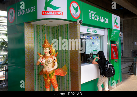 Bangkok Thailand, Thai, Ratchathewi, Geldautomat, Statue, Austausch, Geschäft, Währung, Geld, asiatische Frau weibliche Frauen, Kunde, Bank, Banken, Banken, Thai130213025 Stockfoto