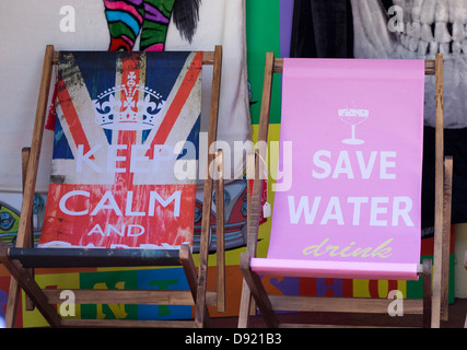 Liegestuhl zum Verkauf in Dawlish Beach in Devon "Speichern Wassertrinken Champagner" "Keep Calm Union Jack" Stockfoto