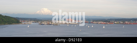 Ein Abend-Boot-Rennen wird auf dem Wasser des Puget Sound Tacoma Washington durchgeführt. Stockfoto