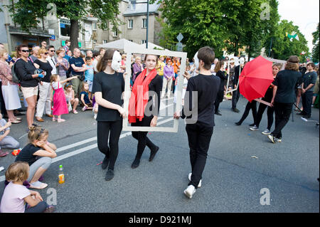 Warschau, Polen. 8. Juni 2013. Die jährliche Saska Kepa Street Party lockte tausende von Besuchern und Hunderten von Teilnehmern präsentieren internationale Speisen und Musik, Förderung der lokalen Kunst und Kunsthandwerk. Auch American Football Spieler waren Gegenwart sowie eine teenage Pantomime-Gruppe von einer der örtlichen Schulen. Der Stadtteil Saska Kepa Begünstigte seit fast einem Jahrhundert von Künstlern, Schriftstellern und Komponisten und seinen Charakter bewahrt. Bildnachweis: Henryk Kotowski/Alamy Live-Nachrichten Stockfoto