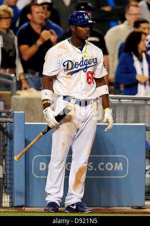 Los Angeles, USA. 8. Juni 2013. 8. Juni 2013 Los Angeles, Kalifornien. Los Angeles Dodgers Recht Fielder Yasiel Puig #66 im Deckbereich auf im 9. Inning während der Major League Baseball Spiel zwischen den Los Angeles Dodgers und den Atlanta Braves im Dodger Stadium. Die Braves besiegen die Dodgers 2-1.Louis Lopez/CSM Stockfoto