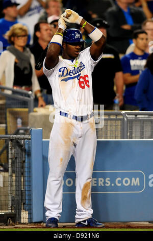 Los Angeles, USA. 8. Juni 2013. 8. Juni 2013 Los Angeles, Kalifornien. Los Angeles Dodgers Recht Fielder Yasiel Puig #66 im Deckbereich auf im 9. Inning während der Major League Baseball Spiel zwischen den Los Angeles Dodgers und den Atlanta Braves im Dodger Stadium. Die Braves besiegen die Dodgers 2-1.Louis Lopez/CSM Stockfoto
