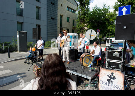 Warschau, Polen. 8. Juni 2013. Die jährliche Saska Kepa Street Party lockte tausende von Besuchern und Hunderten von Teilnehmern präsentieren internationale Speisen und Musik, Förderung der lokalen Kunst und Kunsthandwerk. Auch American Football Spieler waren Gegenwart sowie eine teenage Pantomime-Gruppe von einer der örtlichen Schulen. Der Stadtteil Saska Kepa Begünstigte seit fast einem Jahrhundert von Künstlern, Schriftstellern und Komponisten und seinen Charakter bewahrt. Bildnachweis: Henryk Kotowski/Alamy Live-Nachrichten Stockfoto