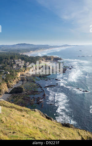 Otter Rock Oregon USA. Blick auf die Küstenlinie zeigt Lava Flow Grate in der Brandung Stockfoto