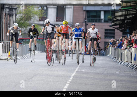 London, UK, 06.08.2013: der hart umkämpften Brooks Penny Farthing Rennen bei der IG London Nocturne, die durch die Straßen von Smithfield am Samstag, den 8. Juni Gefahren. Der Sieger des Rennens in 25 Minuten 17 Sekunden war Herr Richard Thoday. Bild von Julie Edwards Stockfoto