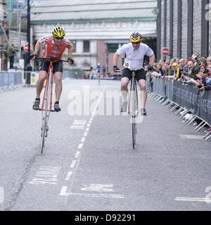 London, UK, 06.08.2013: der hart umkämpften Brooks Penny Farthing Rennen bei der IG London Nocturne, die durch die Straßen von Smithfield am Samstag, den 8. Juni Gefahren. Der Sieger des Rennens in 25 Minuten 17 Sekunden war Herr Richard Thoday. Bild von Julie Edwards Stockfoto