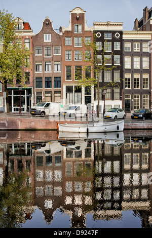 Singel-Kanal, historische Reihenhaus Häuser mit Spiegelung auf dem Wasser in der Stadt Amsterdam, Niederlande. Stockfoto