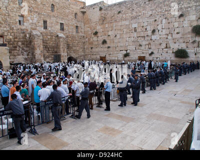 Jerusalem, Israel. 8. Juni 2013. Polizei Erstellen einer Pufferzone zur Gewaltprävention an der Klagemauer zwischen "Frauen an die Wand" und ultra-orthodoxen Demonstranten. Morddrohungen sind auf beiden Seiten der Kluft in den vergangenen Wochen eingegangen. Jerusalem, Israel. 9. Juni 2013.  Gewalt durch extreme Polizeieinsatz an der Klagemauer für das monatliche Gebet der "Women of The Wall" verhindert. Ultra-orthodoxen Juden Objekt zu "Frauen an die Wand" anziehen Gebet Schals und Gebetsriemen in gewissem Sinne nur den Männern vorbehalten. Bildnachweis: Nir Alon/Alamy Live-Nachrichten Stockfoto