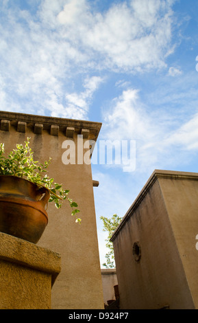 Auf dem Dach Gebäudeecken von Tlaquepaque, eine einzigartige handwerkliche shopping-Komplex in Sedona Arizona. Stockfoto