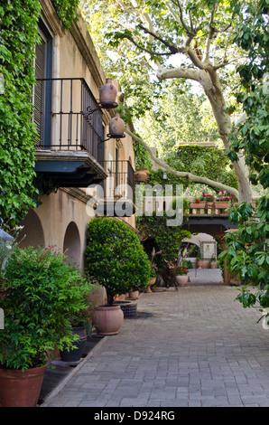 Tlaquepaque Arts & Crafts Village in Sedona, Arizona, USA. Innenhof mit Bäumen in Tlaquepaque in Sedona, AZ. Stockfoto