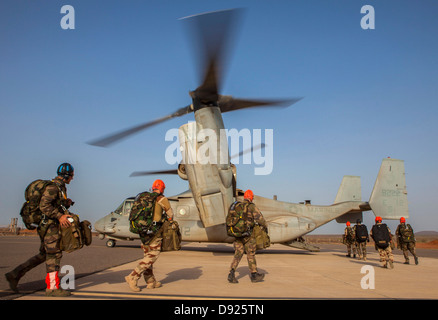 US-Marine Force Meerespolitik RAID-Mitglieder und französischen Spezialeinheiten an Bord ein MV-22 Osprey für Fallschirm Operationen 25. Mai 2013 in Dschibuti, Afrika. Stockfoto