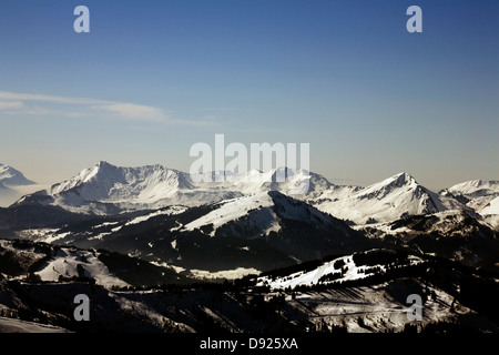 Panoramablick über die Portes du Soleil von oben Avoriaz in Richtung Morzine und Les Gets Stockfoto