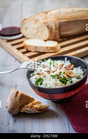 eine Schüssel mit gekochtem Reis und gebratenen Knoblauch Stockfoto