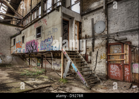 Innenraum der verlassenen Fabrik Stockfoto