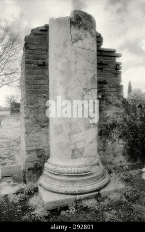 Trunkated antike römische Säule in Hadrians Villa in Tivoli bei Rom Stockfoto