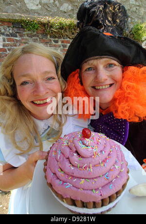 Bakewell, Derbyshire, UK. 9. Juni 2013. Bakewell Backen Festival. Graben Sie Anni Tosh (Alice) und Alison Benefield (Mad Hatter), aus Geschichte Tasche Theatre Company, Tee für einen riesigen Pokal-Kuchen, Mad Hatter Tea Party. Bildnachweis: Deborah Vernon/Alamy Live-Nachrichten Stockfoto