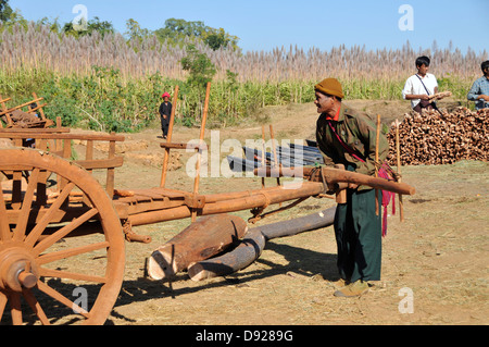 Mann mit Ochsenkarren auf dem Holzmarkt Thaung Tho Kyaung, Inle-See, Shan State in Myanmar Stockfoto