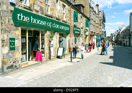 Geschäfte und Shopper Fort William Haupt Straße Highlands Scotland UK Stockfoto