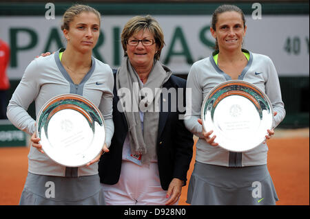 Paris, Frankreich. 9. Juni 2013. Sara Errani Italiens und Roberta Vinci Italiens halten ihren Vizemeister Trophäen nach dem Spiel gegen Elena Vesnina Russlands bis Ekaterina Makarova Russlands in der Frauen Doppel Finale der French Open von Roland Garros. Bildnachweis: Action Plus Sport Bilder/Alamy Live News Stockfoto