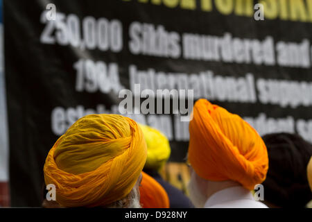 London, Großbritannien. 9. Juni 2013. Tausende Sikhs März in London für Gerechtigkeit und Freiheit ein Ende zu Menschenrecht Ungerechtigkeiten, die durch die indische Regierung und die Opfer von Amritsar während der 1984 anti-Sikh Unruhen, als Reaktion auf die Ermordung von Indira Gandhi durch Sikh bodyguards Kredit zu erinnern: Amer ghazzal/Alamy leben Nachrichten Stockfoto