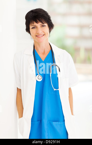 Porträt der hübschen weiblichen Reifen Arzt im Krankenhaus Stockfoto