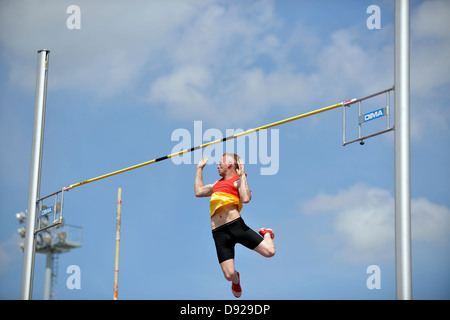 Stabhochspringer löscht die Bar im britischen Leichtathletik-Premier League-Meeting, Sportcity, manchester Stockfoto