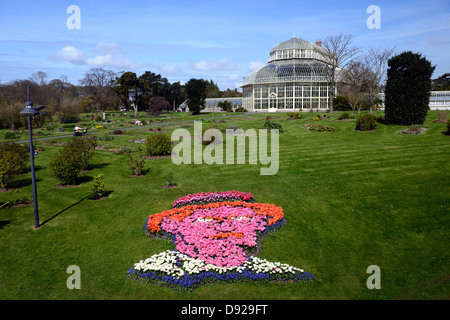 James Joyce Porträt Blumenbeet Tulpen botanischen Garten Dublin Irland Glasnevin Bloomsday ikonische Bild floral Tribute Garten Stockfoto