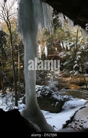 Wanderer, die gefrorenen Wasserfall Greis Höhle Hocking Hills Ohio Stockfoto