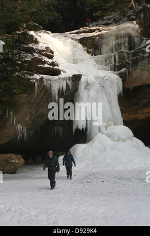 Wanderer, die gefrorenen Wasserfall Greis Höhle Hocking Hills Ohio Stockfoto