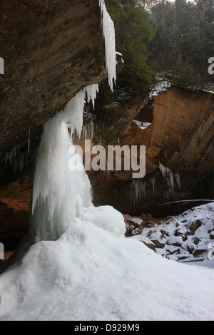 Wanderer, die gefrorenen Wasserfall Greis Höhle Hocking Hills Ohio Stockfoto