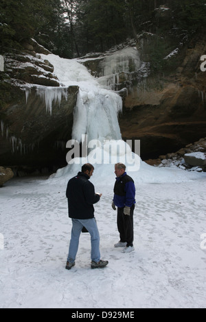 Wanderer in gefrorenen Wasserfall Greis Höhle Hocking Hills in Ohio Stockfoto